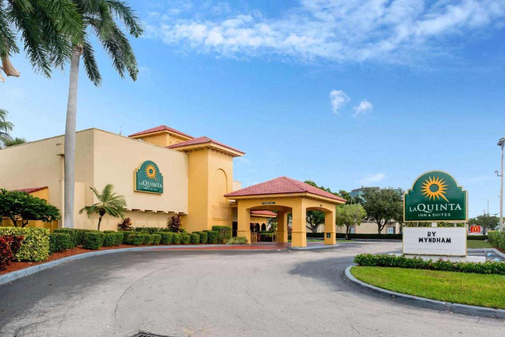 La Quinta Inn & Suites by Wyndham Fort Lauderdale Cypress Creek Main image